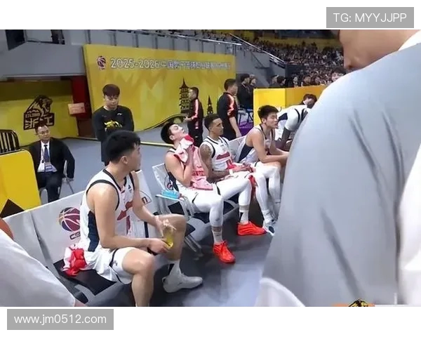 广州男篮与深圳男篮激战正酣谁能在这场对决中笑到最后