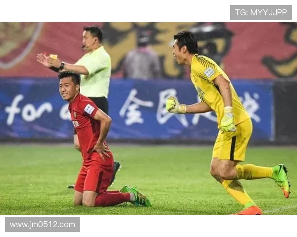 权健与苏宁激战正酣球迷怒骂街头引发热议